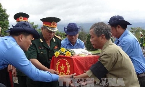 Truy điệu, an táng hài cốt liệt sỹ Việt Nam hy sinh ở Lào