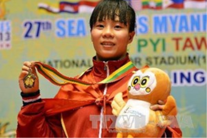 Vận động viên Vũ Thị Hằng đoạt huy chương vàng môn vật tự do tại Sea games 27. (Ảnh: TTXVN)