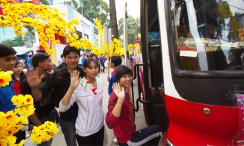 TP.Hồ Chí Minh: “Chuyến xe mùa xuân” đưa công nhân về quê đón Tết