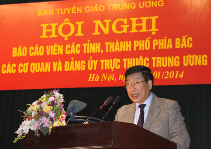 PGS.TS. Lê minh Thông báo cáo về những điểm mới của Hiến pháp (sửa đổi năm 2013) tại Hội nghị Báo cáo viên thường kỳ tháng 1/2013 - khu vực phía Bắc.(Ảnh: Thế Hoàng)