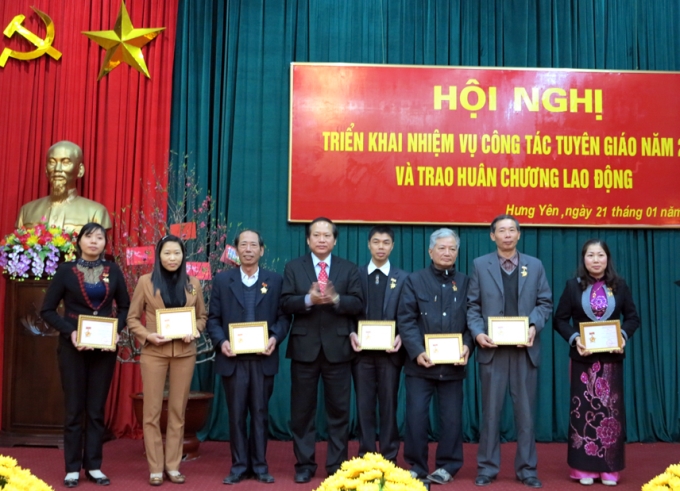 Đồng chí Trương Minh Tuấn, Phó Trưởng Ban Tuyên giáo Trung ương trao Kỷ niệm Chương “Vì sự nghiệp Tuyên giáo” cho các cá nhân có thành tích xuất sắc