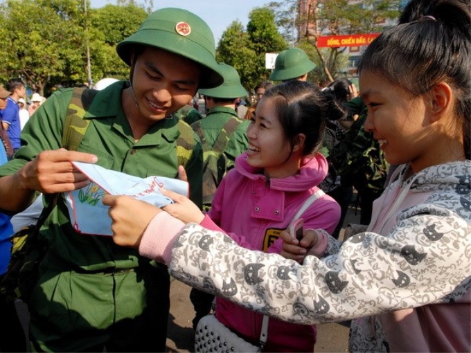 Thanh niên lên đường nhập ngũ. (Ảnh: Mạnh Linh/TTXVN)