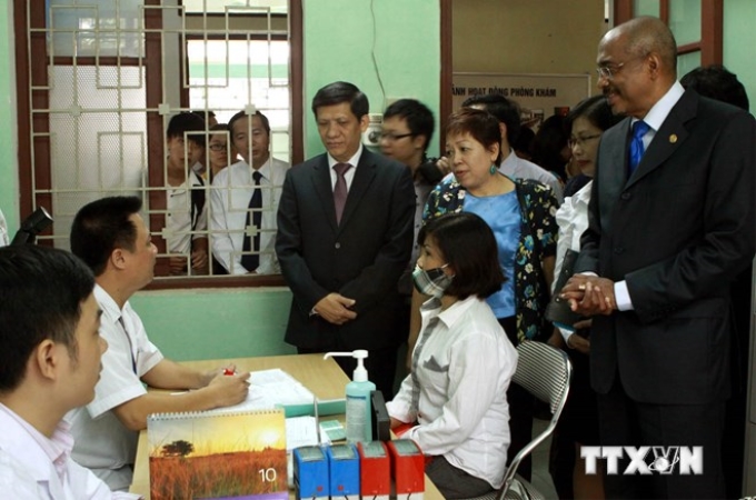 Ngài Michel Sidibe, Phó Tổng thư ký Liên hợp quốc đến thăm Trung tâm Y tế huyện Nam Từ Liêm - nơi chăm sóc điều trị bệnh nhân HIV/AIDS. (Ảnh: Dương Ngọc/TTXVN)