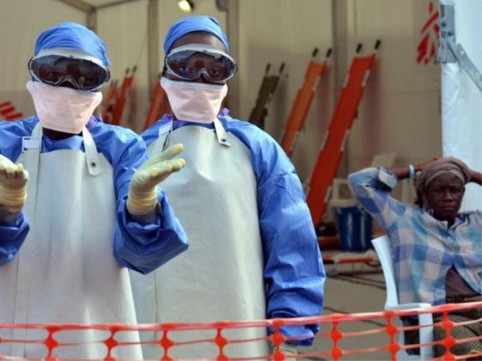 Các nhân viên y tế ở một trung tâm điều trị Ebola ở Liberia. (Nguồn: AFP/Getty Images)