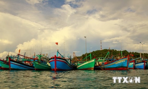 Hỗ trợ máy thông tin liên lạc tầm xa cho ngư dân trên biển