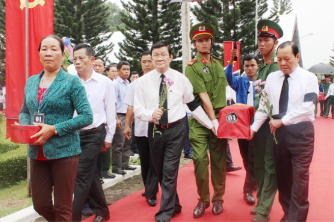 Chủ tịch nước Trương Tấn Sang tham gia lễ di quan (Ảnh: Báo Đồng Nai)