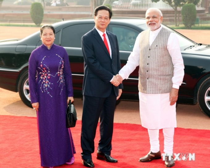 Thủ tướng Ấn Độ Narendra Modi đón Thủ tướng Nguyễn Tấn Dũng và Phu nhân. (Ảnh: Đức Tám/TTXVN)