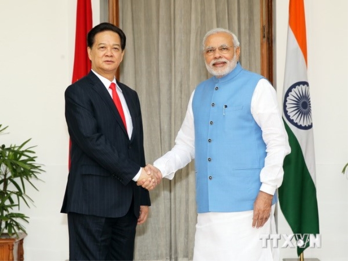 Thủ tướng Chính phủ Nguyễn Tấn Dũng chụp ảnh chung Thủ tướng Ấn Độ Narendra Modi. (Ảnh: Đức Tám/TTXVN)