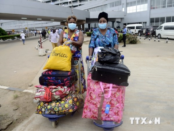 Người dân đeo khẩu trang phòng tránh lây nhiễm virus Ebola tại sân bay Murtala Mohammed ở Lagos ngày 11/8. (Nguồn: AFP/TTXVN)