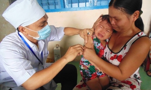 Phát động chiến dịch tiêm vắcxin sởi-Rubella khu vực phía Nam