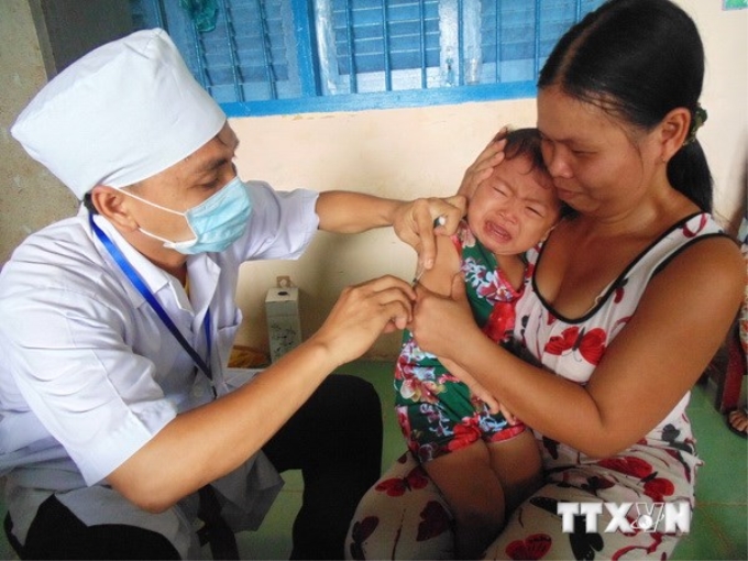 Triển khai chiến dịch tiêm vắcxin sởi-Rubella tại Hậu Giang. (Ảnh: Huỳnh Sử/TTXVN)