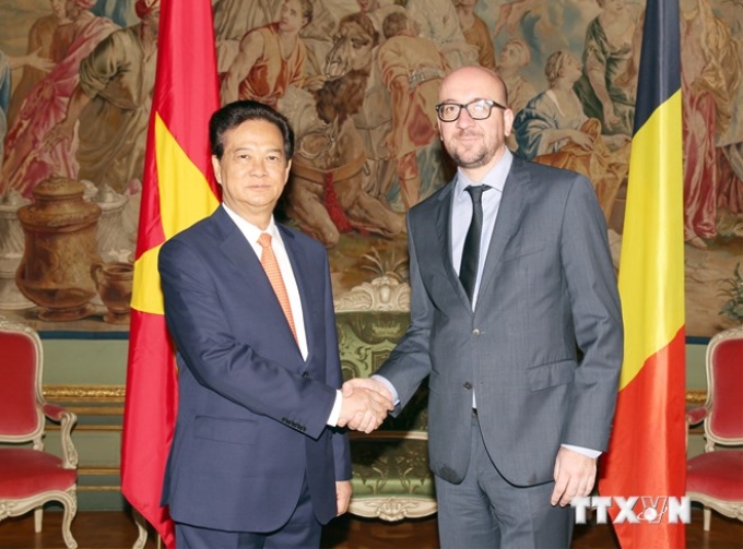 Thủ tướng Vương quốc Bỉ Charles Michel đón Thủ tướng Nguyễn Tấn Dũng. (Ảnh: Đức Tám/TTXVN)