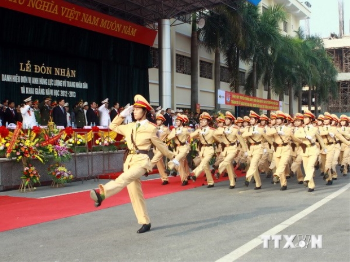 Đại diện khối học viên của trường diễu hành qua lễ đài trong lễ khai giảng năm học mới 2012-2013. (Ảnh: Doãn Tấn/TTXVN