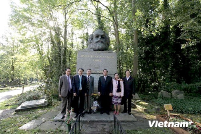 Thường trực Ban Bí thư Lê Hồng Anh viếng mộ Karl Marx ở London (Ảnh: Đỗ Sinh/Vietnam+)