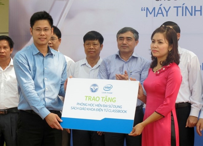 Ban tổ chức trao tặng sách giáo khoa cho nhà trường.