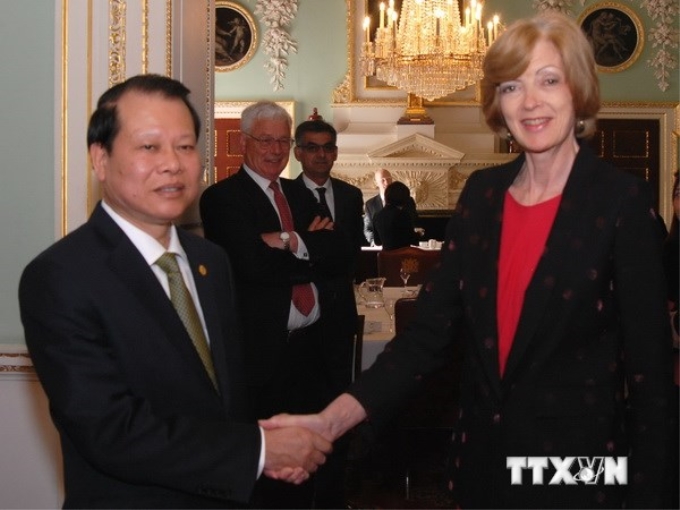 Phó Thủ tướng Vũ Văn Ninh gặp Thị trưởng Khu tài chính London Fiona Woolf nhân chuyến thăm, làm việc tại Liên hiệp Vương quốc Anh và Bắc Ireland, ngày 15/4. (Ảnh: Đỗ Sinh/TTXVN)