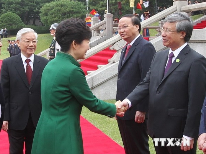 Tổng Bí thư Nguyễn Phú Trọng và Tổng thống Hàn Quốc Park Geun- hye với các thành viên Đoàn Việt Nam tại Lễ đón. (Ảnh: Trí Dũng/TTXVN)