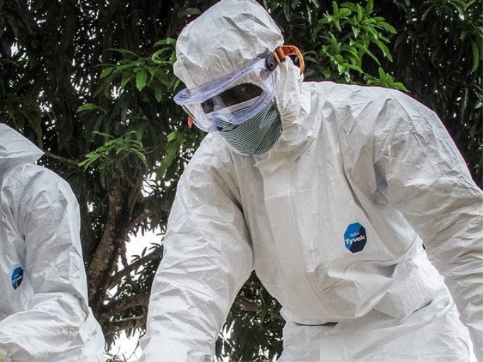 Nhân viên y tế phòng chống Ebola. (Nguồn: DM)