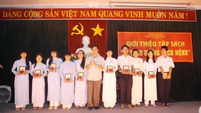 Đồng chí Phan Xuân Thủy tặng sách cho các em học sinh ở Đà Nẵng