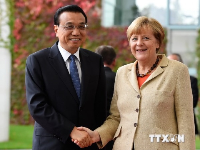 Thủ tướng Angela Merkel (phải) và Thủ tướng Lý Khắc Cường (trái) tại lễ đón ở Berlin. (Nguồn: AFP/TTXVN)