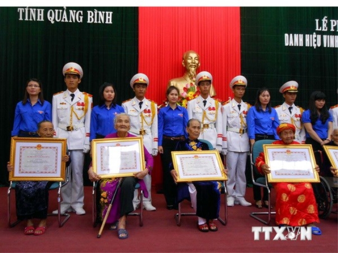 Lễ phong tặng, truy tặng danh hiệu vinh dự Nhà nước “Bà mẹ Việt Nam Anh hùng” cho các mẹ thuộc tỉnh Quảng Bình. (Ảnh: Võ Thị Dung/TTXVN)