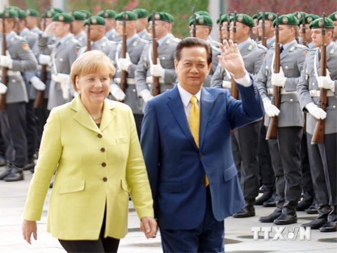 Thủ tướng Nguyễn Tấn Dũng và Thủ tướng Cộng hòa Liên bang Đức Angela Merkel tại Lễ đón. (Ảnh: Đức Tám/TTXVN)