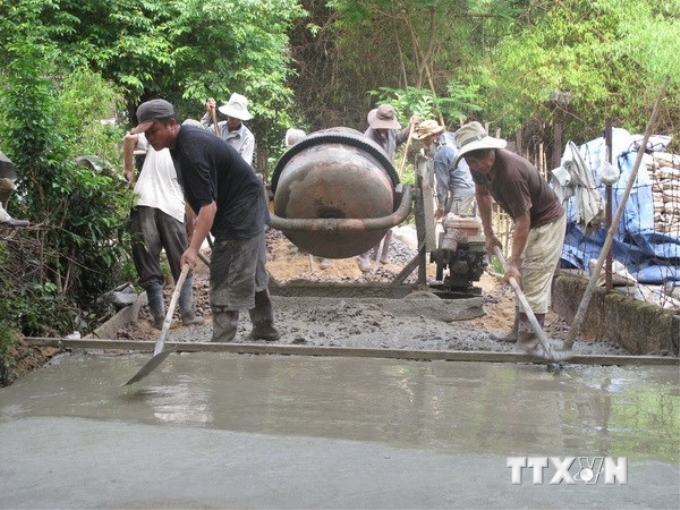 Xây dựng đường giao thông nông thôn. (Nguồn: TTXVN)