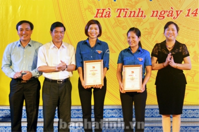 Trao giải Nhất Cuộc thi báo tường cho Liên đội trường Tiểu học Thị trấn Thạch Hà và Liên đội trường THCS Lưu Vĩnh – Bắc Sơn. (Ảnh: Báo Hà Tĩnh)