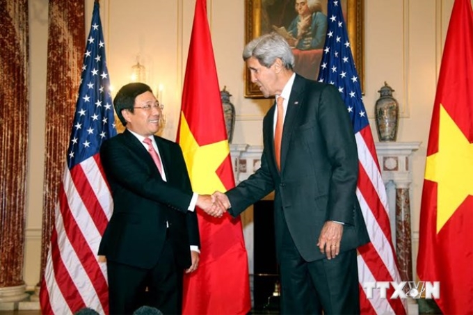 Phó Thủ tướng, Bộ trưởng Ngoại giao Phạm Bình Minh bắt tay với Ngoại trưởng Hoa Kỳ John Kerry trong chuyến thăm Hoa Kỳ. (Ảnh: Tuấn Đạt/TTXVN)