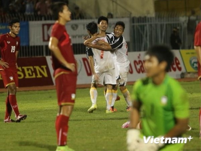 Các cầu thủ U21 Báo Thanh niên Việt Nam ăn mừng bàn thắng của Văn Đại. (Ảnh: Minh Chiến/Vietnam+)