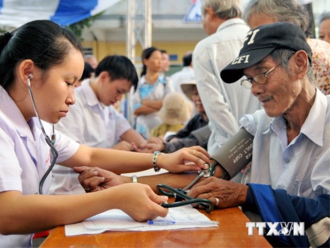 Các bác sỹ trẻ tham gia chương trình "Hành trình vì sức khỏe người cao tuổi năm 2014.” (Ảnh: An Hiếu/TTXVN)