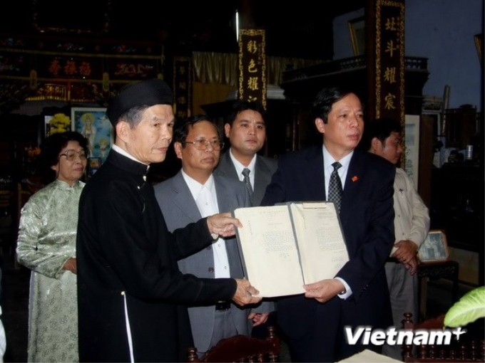 Nhà nghiên cứu Phan Thuận An (trái) sưu tầm và bàn giao Châu bản có bút phê của vua triều Nguyễn cho Sở văn hóa, Thể thao và Du lịch tỉnh Thừa Thiên-Huế quản lý.(Ảnh: Quốc Việt/Vietnam+)