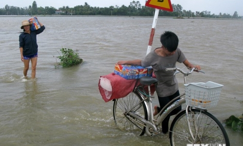 Giúp dân nghèo miền Trung an toàn khi sống trong vùng bão lũ