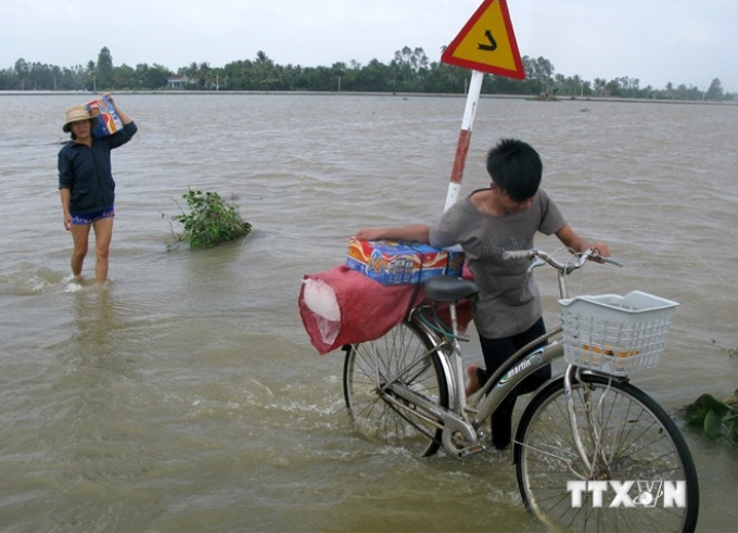 Người dân Phú Yên chuẩn bị lương thực, thực phẩm để ứng phó với lũ lụt tháng 11/2013. (Nguồn: TTXVN)