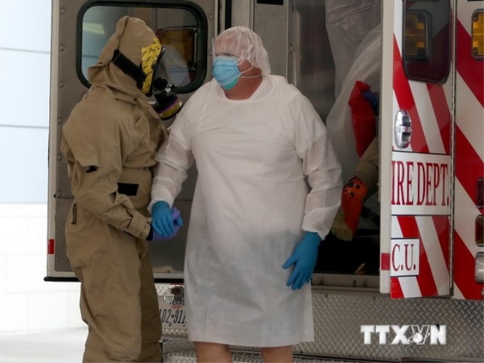 Một bệnh nhân bị nghi nhiễm Ebola được chuyển đến bệnh viện ở Dallas, hôm 8/10. (Ảnh: AFP/TTXVN)