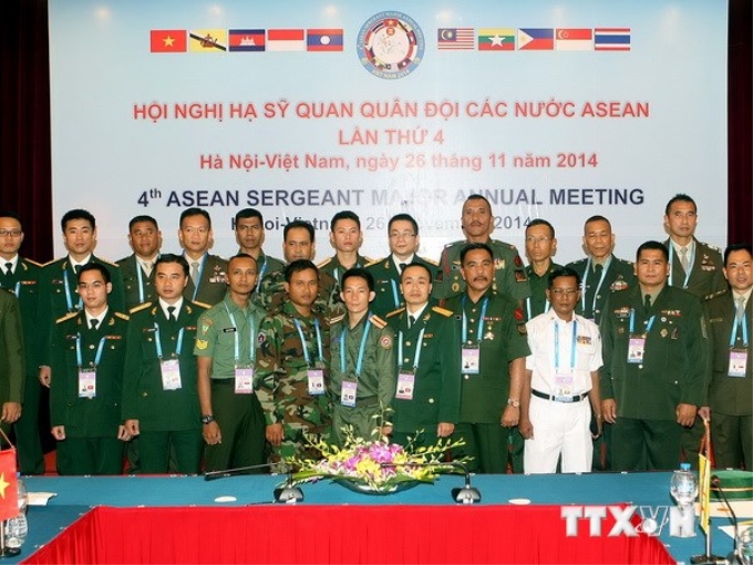 Đại biểu Hạ sỹ quan Quân đội các nước ASEAN chụp ảnh chung. (Ảnh: Phạm Kiên/TTXVN)