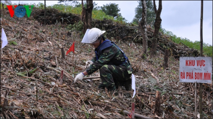 Lính công binh rà phá mìn tại Lạng Sơn