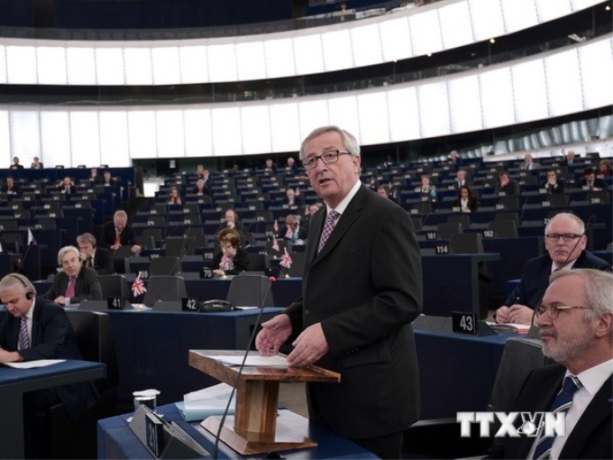 Chủ tịch Ủy ban châu Âu Jean-Claude Juncker (giữa) tại cuộc họp Nghị viện Châu Âu ngày 26/11. (Ảnh: AFP/TTXVN)