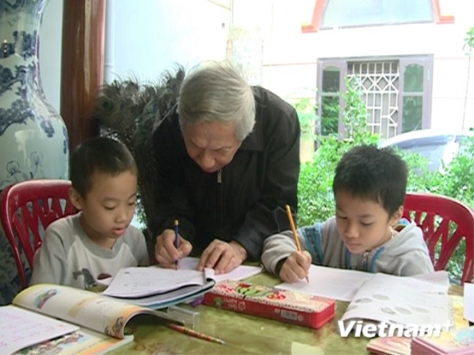 Thầy Trà giảng bài cho học trò. (Ảnh: PV/Vietnam+)