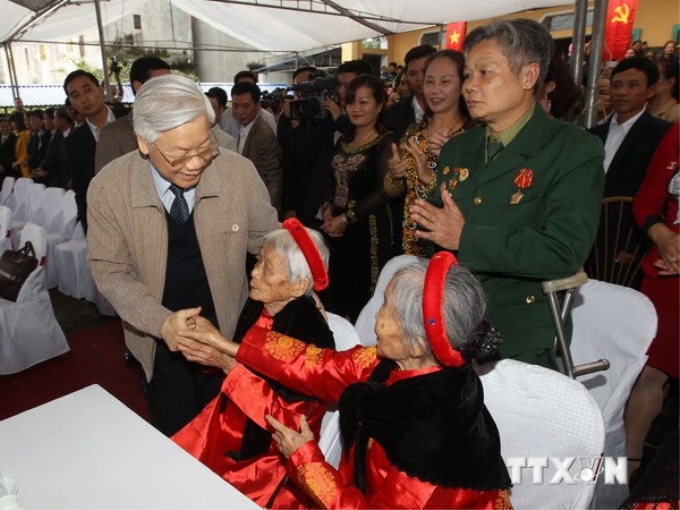 Tổng Bí thư Nguyễn Phú Trọng với cán bộ và nhân dân khu dân cư xóm Thanh Xuyên 4, xã Trung Thành. (Ảnh: Trí Dũng/TTXVN)