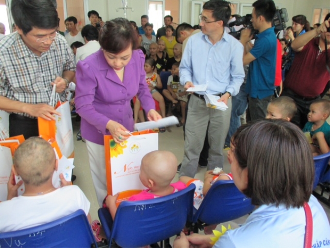 Bộ trưởng Bộ Y tế Nguyễn Thị Kim Tiến tặng quà cho trẻ em điều trị ung thư tại Bệnh viện K - cơ sở Tân Triều - Hà Nội, nhân ngày Quốc tế Thiếu nhi 1/6/2014.