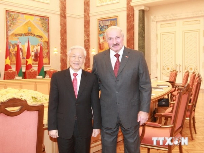 Tổng thống Cộng hòa Belarus A. Lukashenko với Tổng Bí thư Nguyễn Phú Trọng. (Ảnh: Trí Dũng/TTXVN)