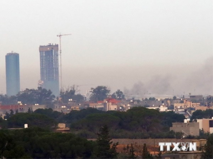 Khói bốc lên tại sân bay Mitiga sau cuộc không kích. (Ảnh: AFP/TTXVN)