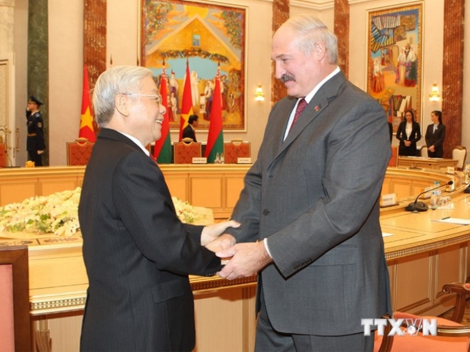 Tổng thống Cộng hòa Belarus Lukashenko đón tiếp Tổng Bí thư Nguyễn Phú Trọng. (Ảnh: Trí Dũng/TTXVN)