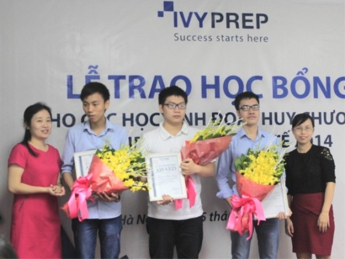 Đại diện IvyRep trao học bổng cho các em học sinh.