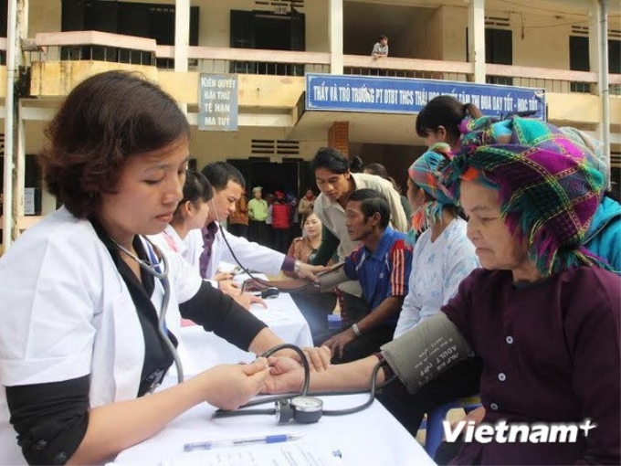 Khám bệnh cho đồng bào dân tộc thiểu số. (Ảnh: Quân Trang/Vietnam+)