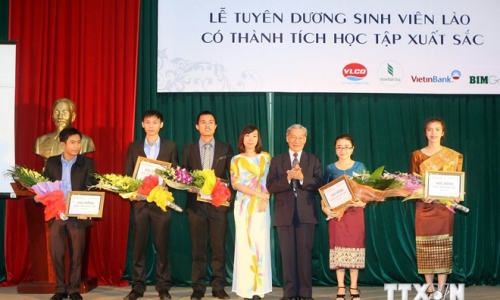 Tuyên dương sinh viên Lào có thành tích học tập xuất sắc