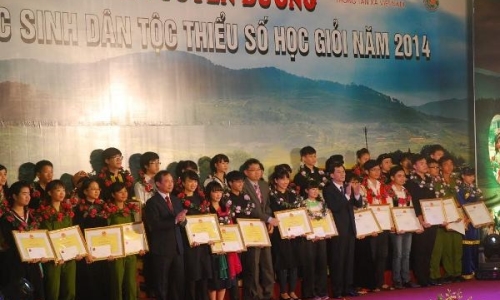 Vinh danh những học sinh dân tộc thiểu số xuất sắc năm 2014