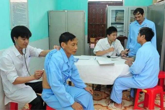 Khám bệnh cho các thương, bệnh binh đang điều trị tại Trung tâm điều dưỡng người có công Bắc Giang. (Ảnh minh họa: Anh Tuấn)