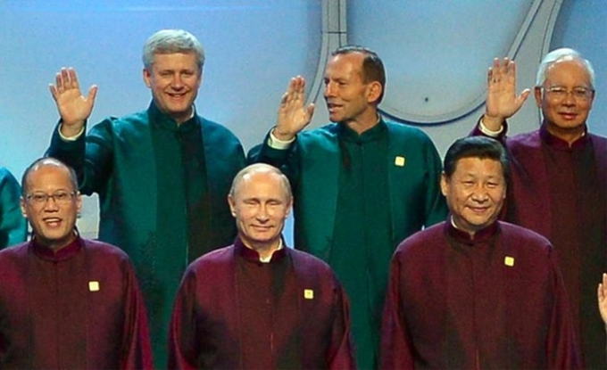 Các nhà lãnh đạo tại hội nghị APEC 2014 trong trang phục mang hơi hướng phim "Star Trek." (Nguồn: RT)